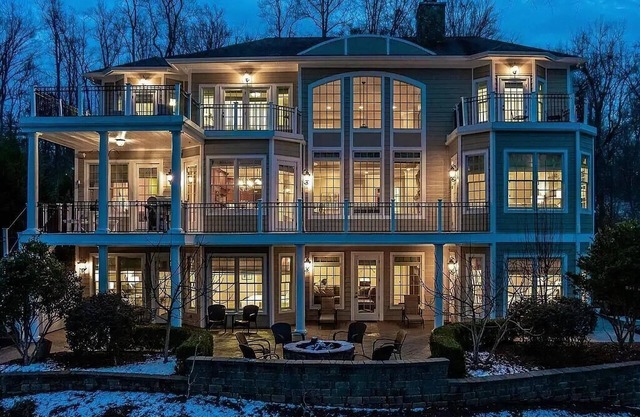 Lake Daze - Incredible 8 Bedroom Lake Gaston 5-star property