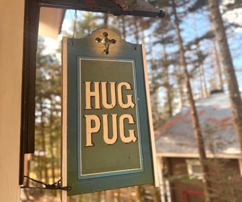 LAKE FOREST hug pug