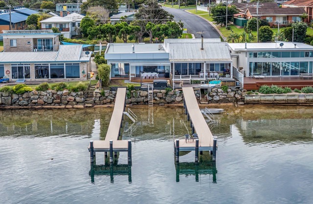 Lake Front: 3 Bedroom: Spa