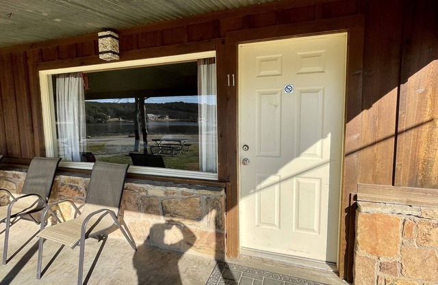 Lake front Cabin #11 with Porch
