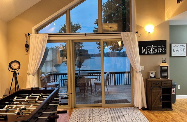 Lake front cottage on Lake Seneca with pontoon rental available