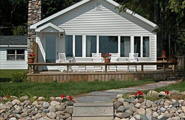 Lake Front Cottage on Douglas LakenNear Petoskey, Pellston, Levering & Mackinaw