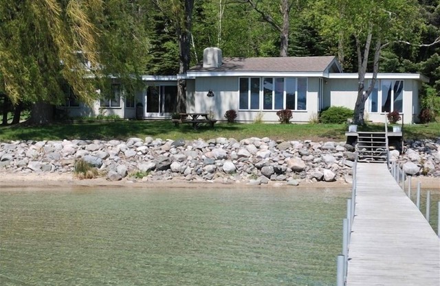 Lake Front Cottage on the north shore of Lake Charlevoix