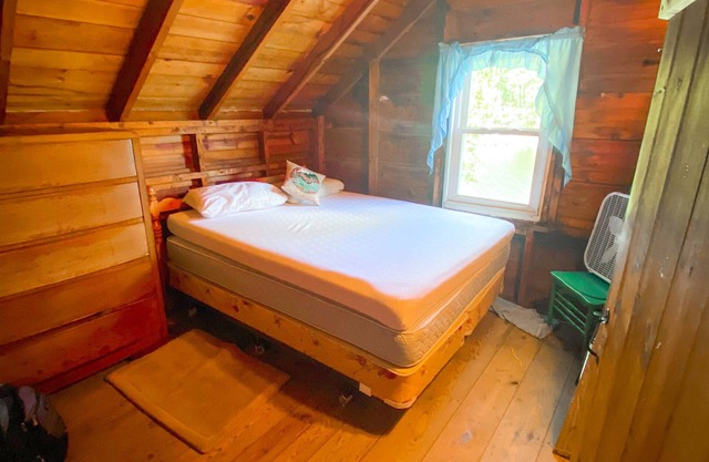 Lake Front Cottage with Private Sandy Beach & Beautiful Sunsets