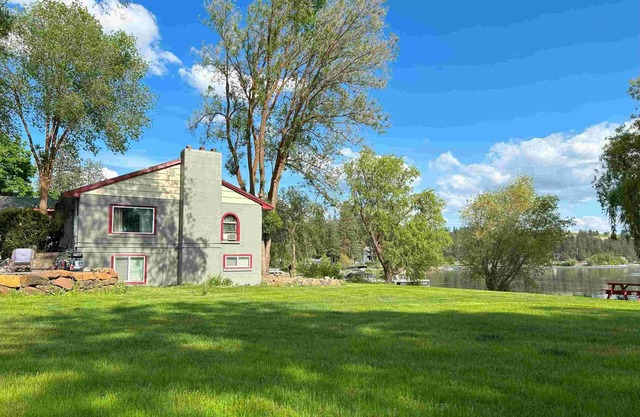 Lake Front Cozy 2 BR Unit
