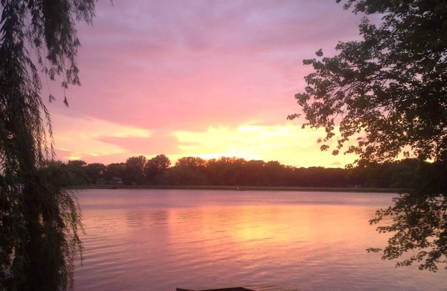 Lake Front- dock access, kayaks, deck and grill available to use. near downtown