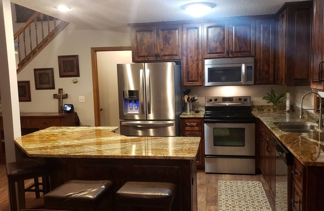 LAKE FRONT FAMILY FRIENDLY HOME W/IN BREEZY PT RESORT* PELICAN LAKE*LARGE DOCK
