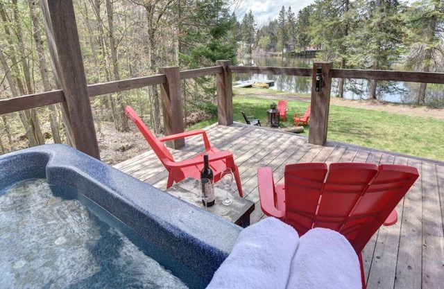 Lake Front Loft 4 |Hot Tub | Pool Table | Sleeps 4