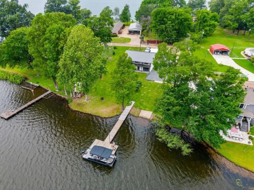 Lake Front Luxury Fire Pit, Boat Ramp, Grill