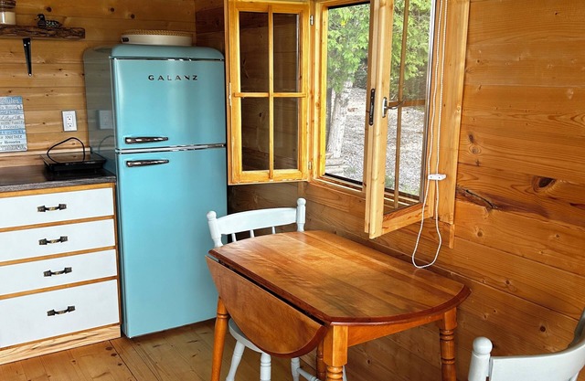 Lake front private Bunkies …accommodates 6 people!