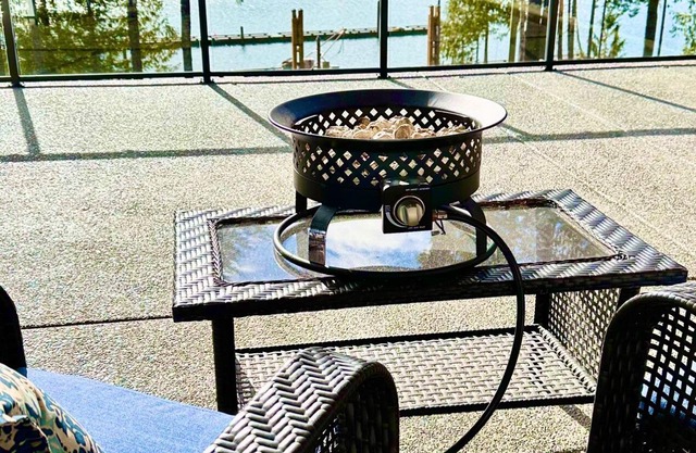 Lake Front Retreat “New” Sleeps4 Private Beach Access 1King/1Queen/Private Patio