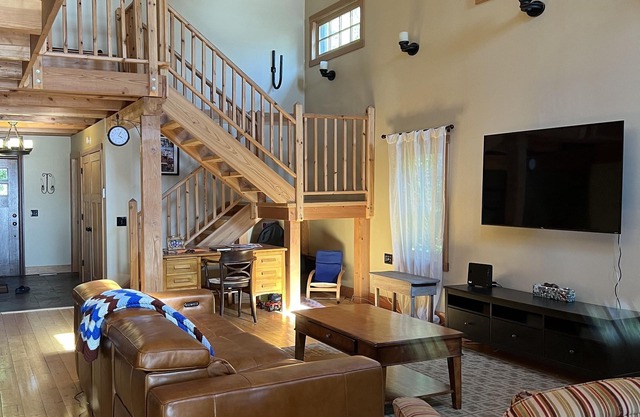 Lake Front Timber Frame, Hot Tub, Fireplace, *for bookings before Sept 5th.