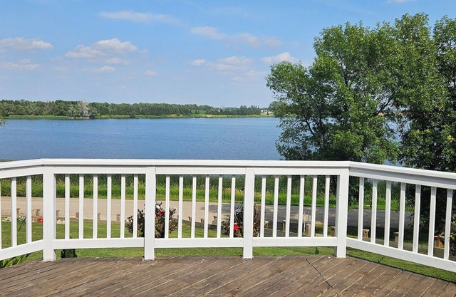 LAKE HOUSE 6 MINUTES TO TOWN.BRING YOUR WATER SPORTS GEAR AND ENJOY