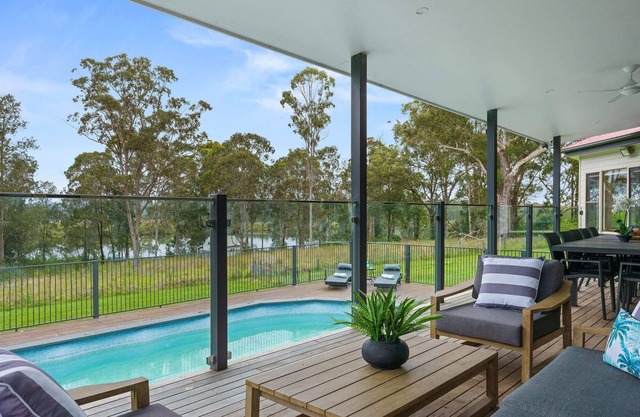 Lake House Family Stay - Pool, Firepit, Gamesroom