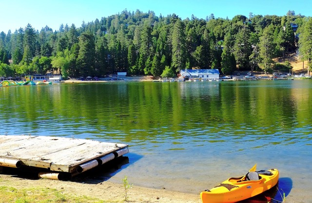 Lake House Getaway - 2 bedroom home in peaceful Crestline with WiFi AC and more!