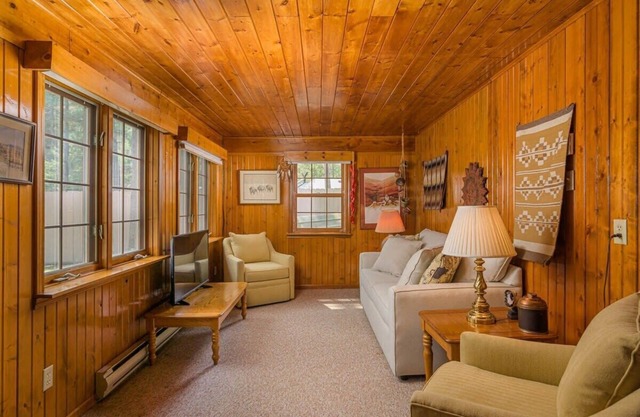 Lake House Vacation Sleeps 12, Private Dock