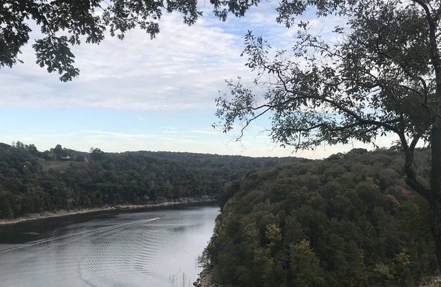 Lake House with Beautifull Lake Views Five minutes to Jamestown Marina