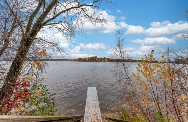 Lake Life Cottage