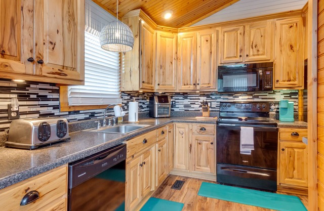 Lake Malone Vacation Rental w/Boat Dock!