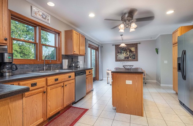 Lake Mi Getaway w/hot tub - Relax on 2 acres-plenty of space to unwind