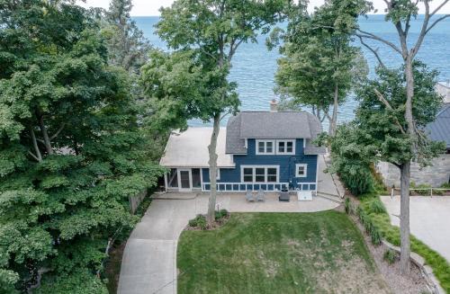 Lake Michigan Beach Cottage - beach access and stunning views.