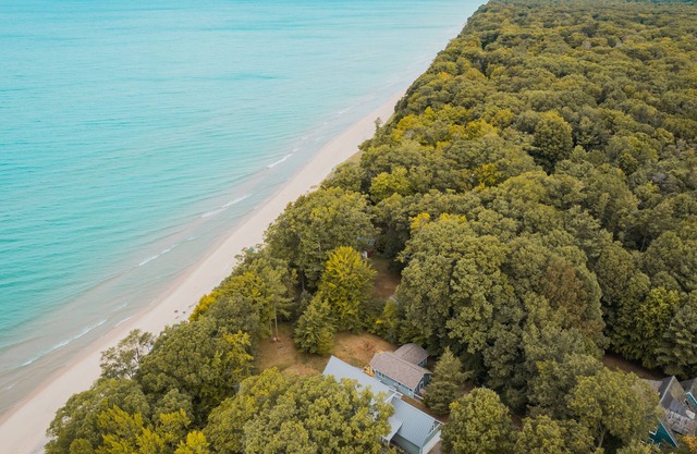 Lake Michigan Cottage Retreat – Private Beach & Unforgettable Views