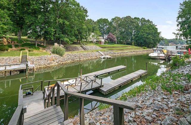 ✦Lake Norman Getaway ✦Lakefront w/Dock & Hot Tub