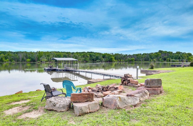 Lake of the Ozarks Cabin w/Private Dock + Kayaks
