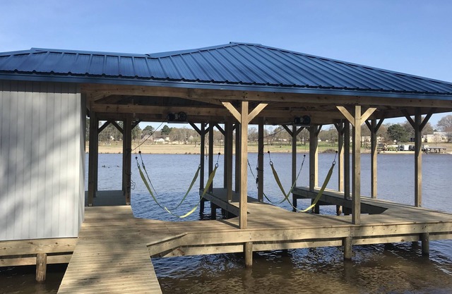 Lake Palestine Lake Front Fishing cabin