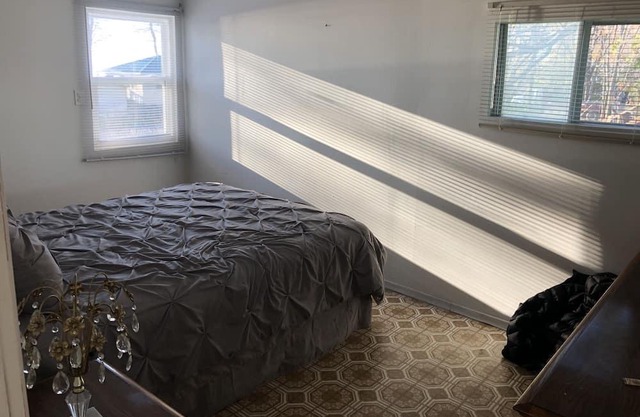 Lake Simcoe 5 bedroom 4 season cottage with lake view
