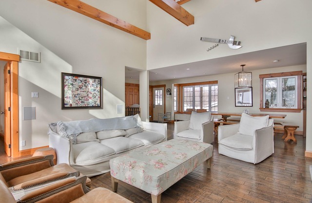 Lake Simcoe Waterfront, spacious contemporary cottage with all the amenities!