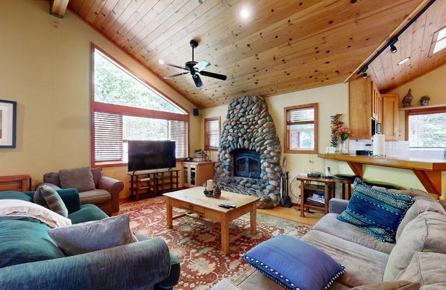 Lake Tahoe Cabin with Hot Tub, Private Studio, Garage & Yard - Near Resorts