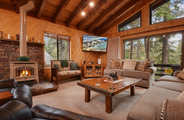 Lake Tahoe Treasure! 4 BDR Under 10 Min to Beaches, Skiing, Dining & More