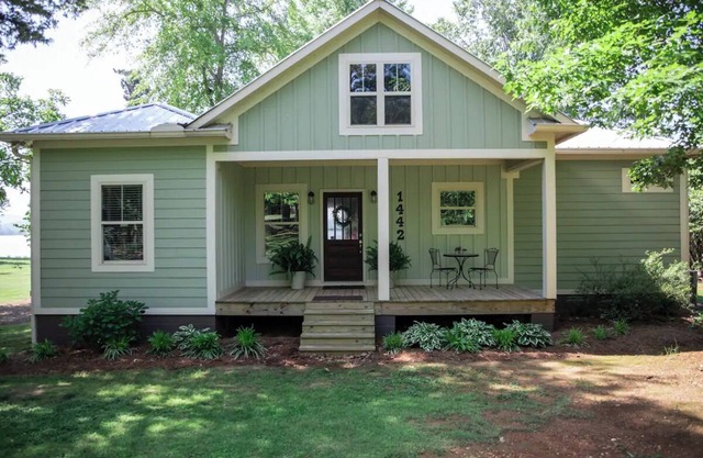 Lake Therapy, Cottage on the Water with Wifi!