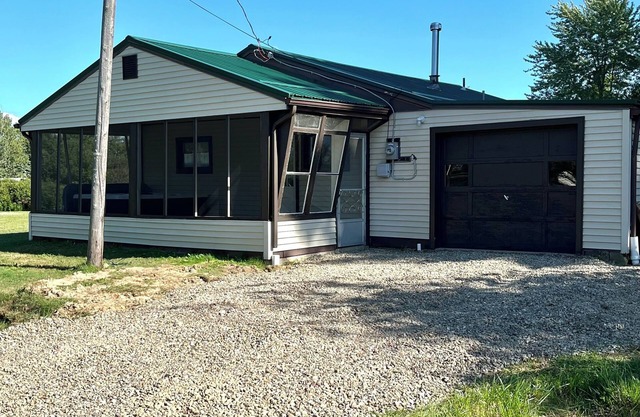 Lake view 2-bedroom cottage with new hot tub