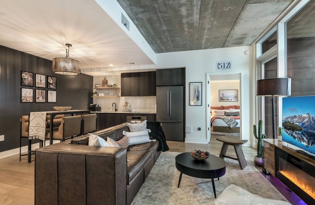 Lake View 23rd Fl Luxury Condo with Private Balcony & Rooftop Pool