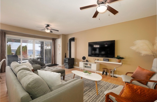 Lake view 3-bedroom cottage- Hot tub & Pool table