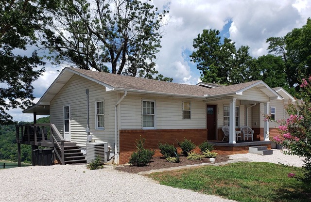 Lake View/3 Bedroom Townhome Sleeps 6-8/Close To Lee's Ford Marina