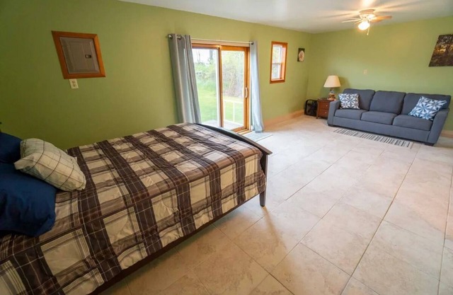 Lake view apartment w/amazing views & centrally located in the heart of Kelleys