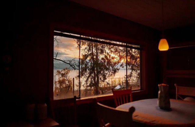 Lake view, beach access, vintage cottage getaway with sauna!