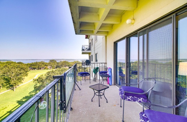 Lake-View Condo Condo in Vista Towers Shangri-La!