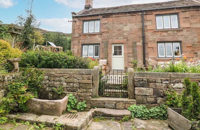 LAKE VIEW COTTAGE, pet friendly, character holiday cottage in Leek