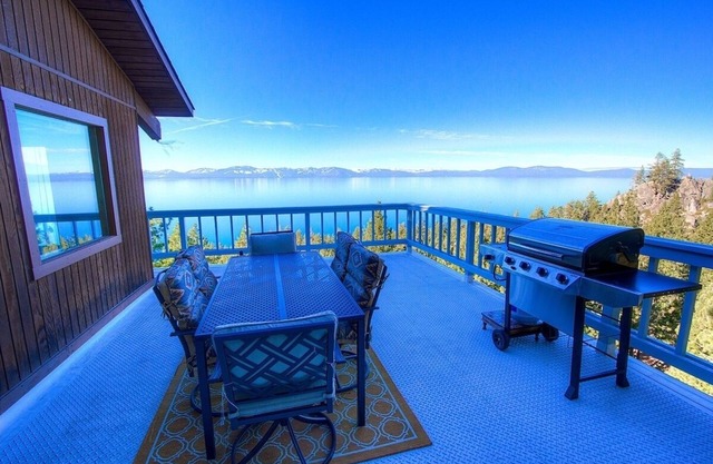 Lake View Glen 4 Bedroom Home by RedAwning