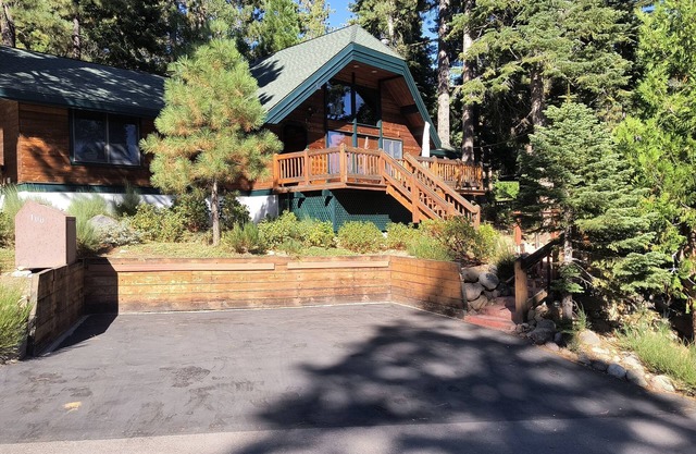 Lake View in Dollar Point. Dogs OK. 4 Bedroom plus Loft. 5 min to Beach. 600mbs.