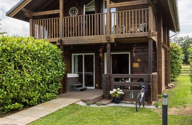 Lake View Lodge with Hot Tub