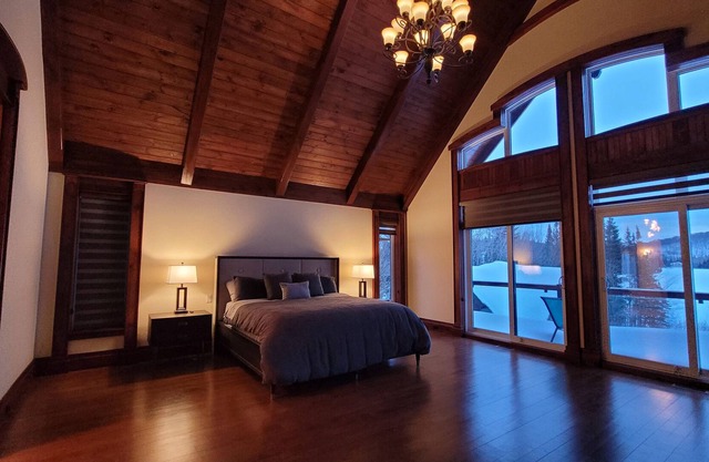 Lakefront Dream Home Getaway