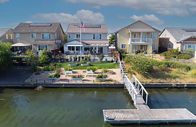 Lakefront 4-bedroom house with WiFi and AC in brilliant Lathrop