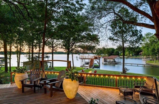 Lakefront 4 bedroom retreat w/boatdock/party deck, kayaks and outdoor bar.