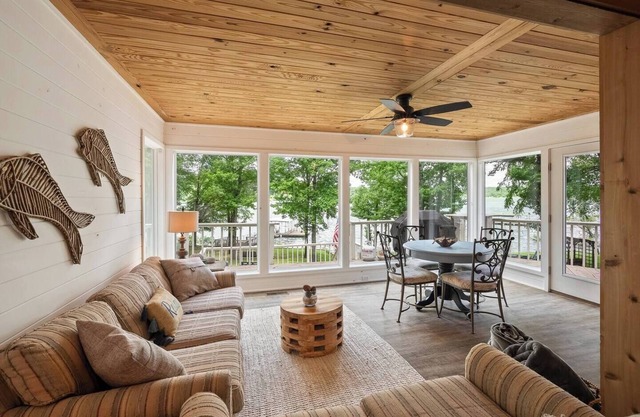 Lakefront 4 BR house with fire pit/2 KING BEDROOMS