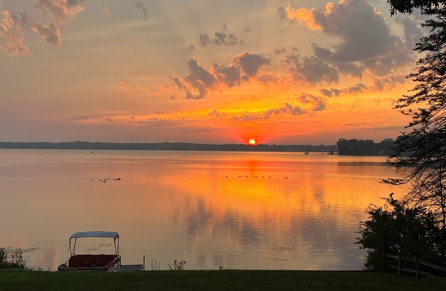 Lakefront 4BR Retreat on Austin Lake. Perfect for families/relocations
